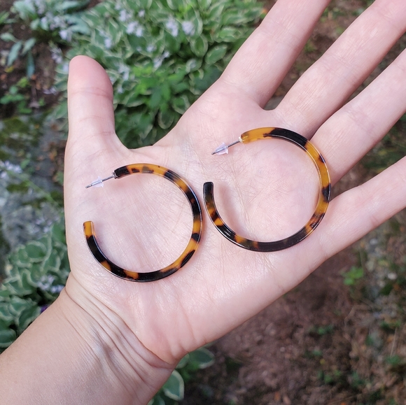 NWOT 43mm Tortoise Shell Acrylic Hoop Earr… - Picture 4 of 8
